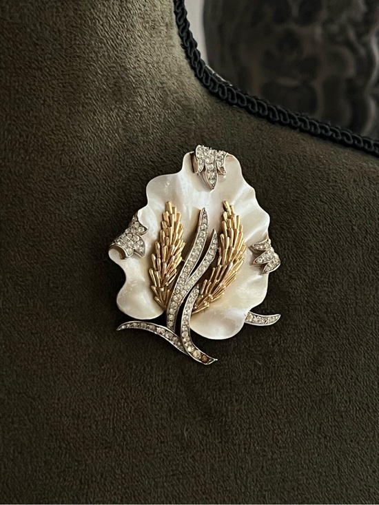 Trifari Jewelry - Vintage Trifari Crown 50s Under The Sea Coral Reef Mother of Pearl Gold Brooch